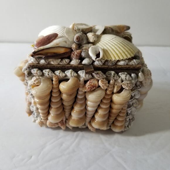 Vintage shell trinket box made in Phillipines (4.1166)